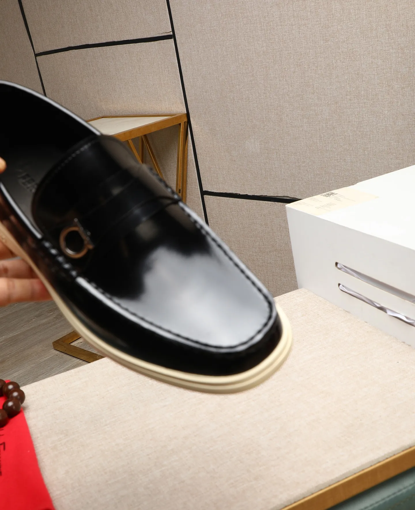 Men's shoes 💰580 📛📛(water-dyed cow lining) Salvatore Ferragamo high-end (Salvatore Ferragamo) is the top international luxury footwear brand. It comes from the fashion kingdom of Italy. It is famous all over the world for its traditional handmade design and novel styles... 🚶🏻🚶🏻New suit shoes are available simultaneously at the counter. This style is purely handmade. The fabric is imported Italian calfskin➕Soft water-dyed cowhide lining. Original authentic outsole🌀🌀Size: 38➖44 (45 46 customized)